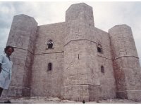 Uovo che sosteiene Castel Del Monte 1991 : Uovo che sosteiene Castel Del Monte